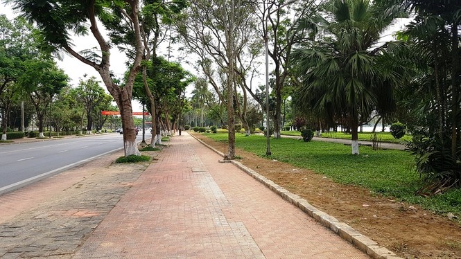 Huế: Phá bỏ hàng rào công viên, mở rộng vỉa hè cho người đi bộ - ảnh 1