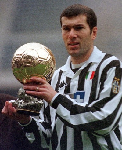 Zinedine Zidane - Từ kẻ không đủ sức đá hạng Nhì đến huyền thoại bất tử - ảnh 1