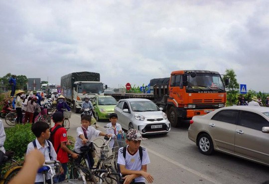 Xe tang bất ngờ bốc cháy ngùn ngụt trên quốc lộ 1A - ảnh 1