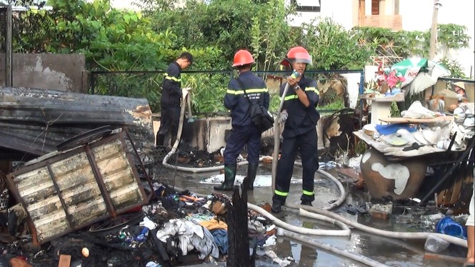 Căn nhà chứa phế liệu cháy rụi, cụ bà may mắn thoát nạn - ảnh 2
