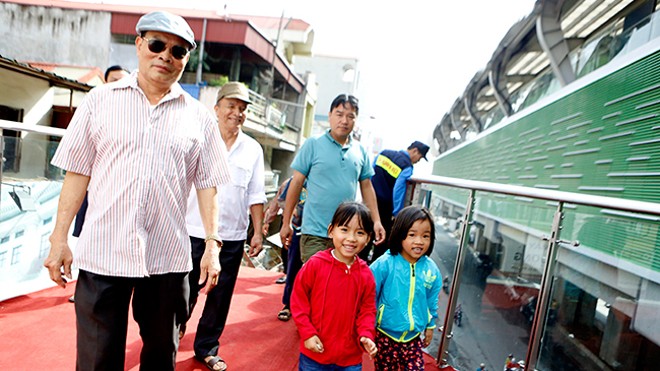 Người dân háo hức tham quan đoàn tàu đường sắt Cát Linh - Hà Đông - ảnh 1