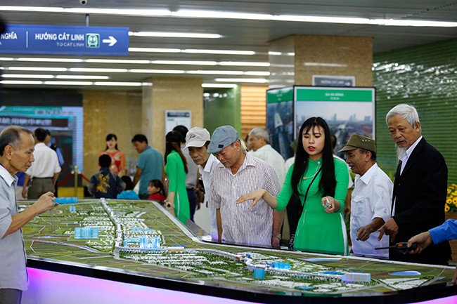 Người dân háo hức tham quan đoàn tàu đường sắt Cát Linh - Hà Đông - ảnh 3