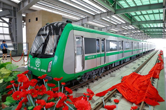 Người dân háo hức tham quan đoàn tàu đường sắt Cát Linh - Hà Đông - ảnh 5