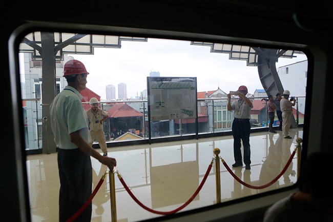 Người dân háo hức tham quan đoàn tàu đường sắt Cát Linh - Hà Đông - ảnh 6