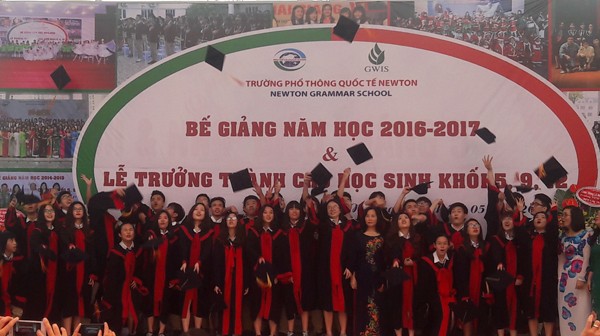 Nghẹn ngào giây phút chia tay trong lễ bế giảng trường PTQT Newton - ảnh 2