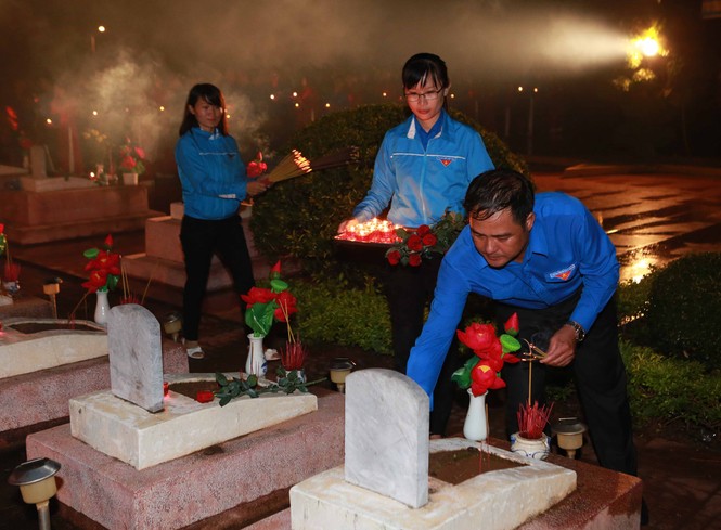 Đắk Lắk: 2000 đoàn viên thanh niên thắp nến tri ân tại nghĩa trang liệt sỹ - ảnh 1