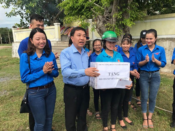 Bí thư thường trực TƯ Đoàn tặng quà thanh niên tình nguyện - ảnh 2