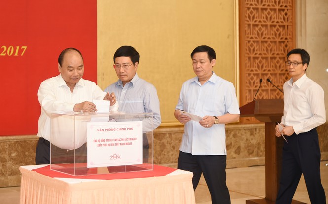 Lãnh đạo Chính phủ quyên góp ủng hộ khắc phục hậu quả mưa lũ - ảnh 1