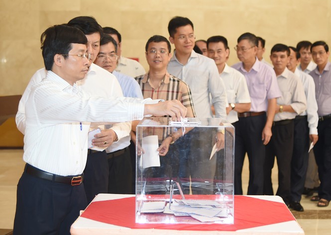Lãnh đạo Chính phủ quyên góp ủng hộ khắc phục hậu quả mưa lũ - ảnh 2