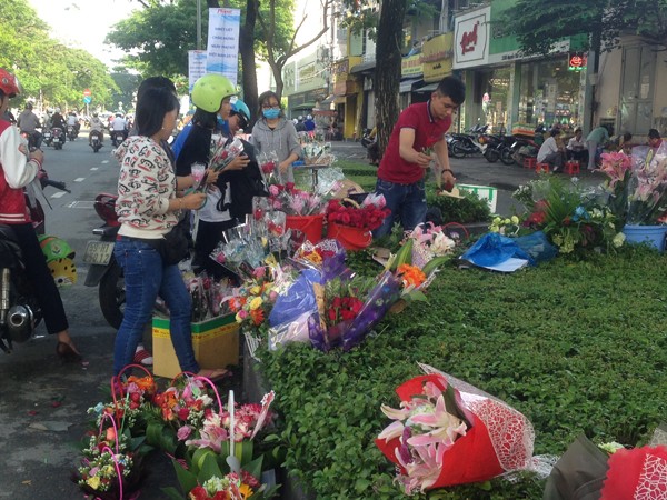 500.000 đồng một bông hoa 'biết nói' ở Sài Gòn - ảnh 2