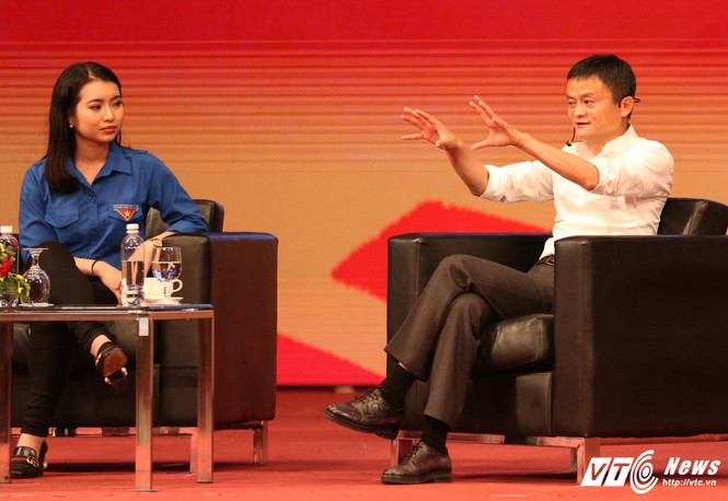 Nữ MC xinh đẹp dẫn chương trình đối thoại với tỷ phú Jack Ma là ai? - ảnh 2