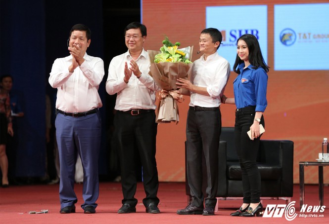 Nữ MC xinh đẹp dẫn chương trình đối thoại với tỷ phú Jack Ma là ai? - ảnh 3
