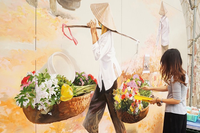 Chiêm ngưỡng những bức bích họa đầu tiên trên phố Phùng Hưng - ảnh 1