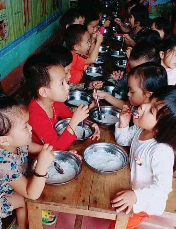 Cho trẻ ăn bún luộc nước sôi - ảnh 1