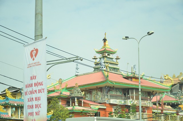 Thanh niên 'cố thủ' trên nóc chùa suốt nhiều giờ - ảnh 3