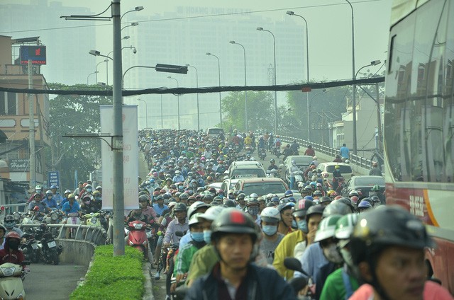 Thanh niên 'cố thủ' trên nóc chùa suốt nhiều giờ - ảnh 5