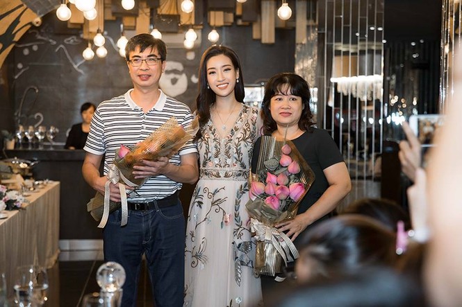 Hoa Hậu Đỗ Mỹ Linh tươi tắn sau khi trở về từ Miss World - ảnh 2