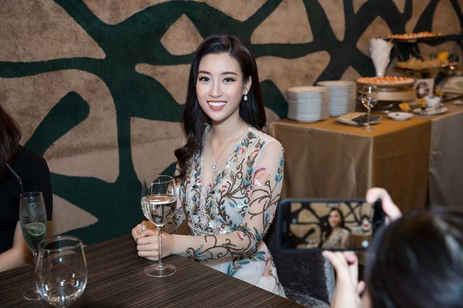 Hoa Hậu Đỗ Mỹ Linh tươi tắn sau khi trở về từ Miss World - ảnh 3