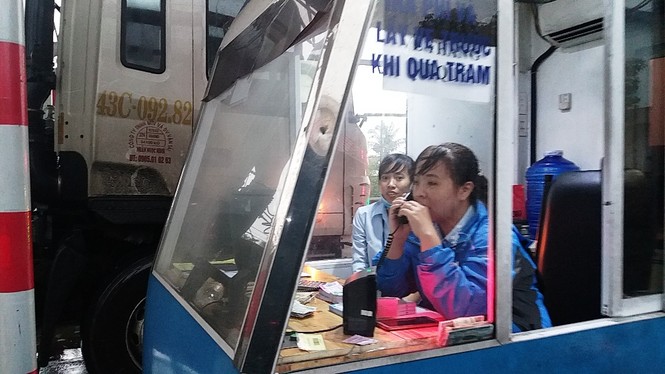Tài xế dùng tiền lẻ qua trạm BOT phía bắc hầm Hải Vân - ảnh 1