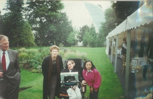 Chuyện ít biết về con gái nuôi người Việt của Stephen Hawking - ảnh 2