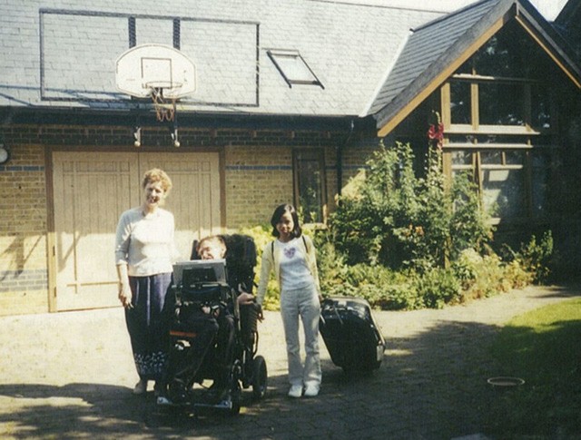 Chuyện ít biết về con gái nuôi người Việt của Stephen Hawking - ảnh 3