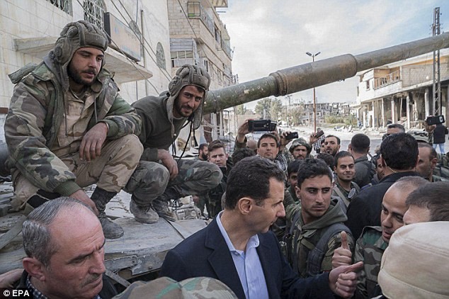 Tổng thống Assad bất ngờ xuất hiện đầy tự tin ở chiến tuyến ác liệt - ảnh 1
