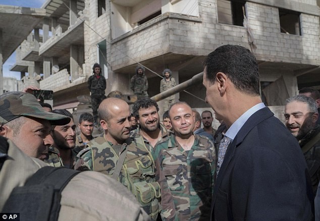 Tổng thống Assad bất ngờ xuất hiện đầy tự tin ở chiến tuyến ác liệt - ảnh 2