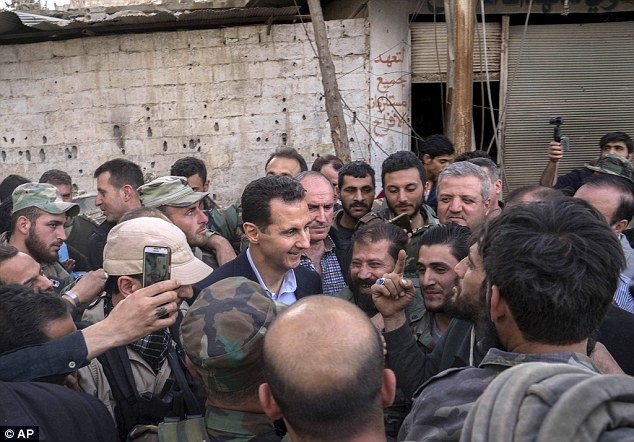 Tổng thống Assad bất ngờ xuất hiện đầy tự tin ở chiến tuyến ác liệt - ảnh 3