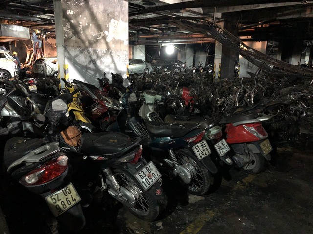 Những chiếc ô tô tan chảy trong tầng hầm chung cư Carina Plaza - ảnh 1