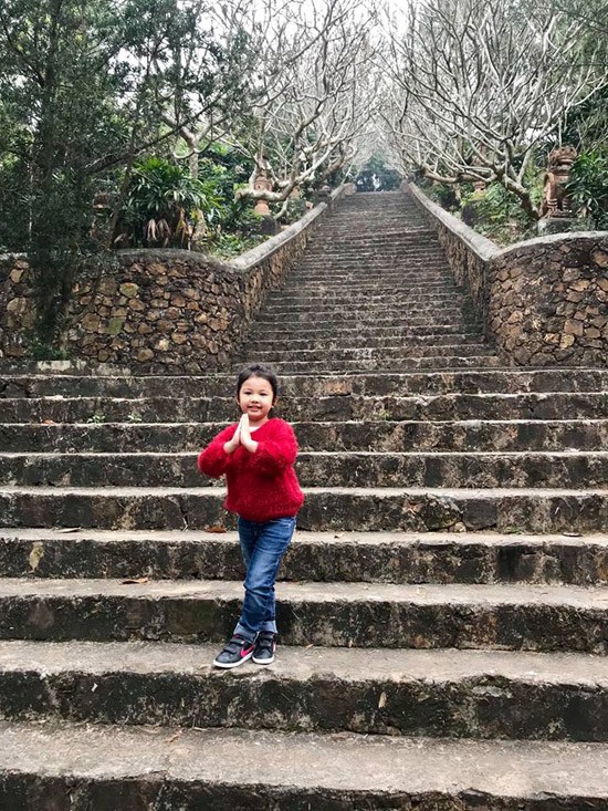 Jennifer Phạm được ông xã cõng khi đi chơi, lãng mạn như thuở hẹn hò - ảnh 5