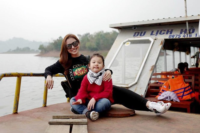 Jennifer Phạm được ông xã cõng khi đi chơi, lãng mạn như thuở hẹn hò - ảnh 7