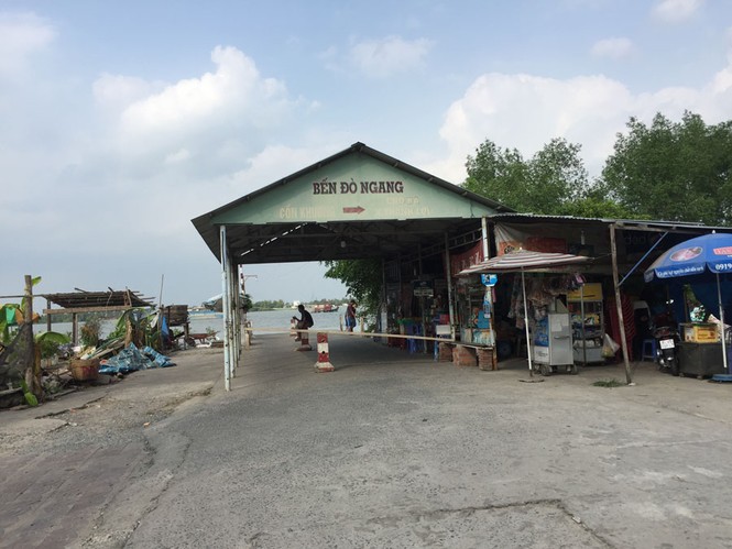Người dân ngỡ ngàng khi bến đò sông Hậu ngừng hoạt động - ảnh 1