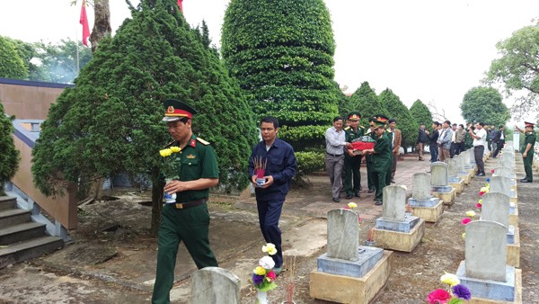Truy điệu và an táng 9 hài cốt liệt sĩ tìm thấy ở Trường Sơn - ảnh 1