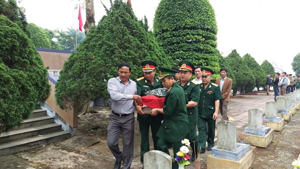 Truy điệu và an táng 9 hài cốt liệt sĩ tìm thấy ở Trường Sơn - ảnh 2