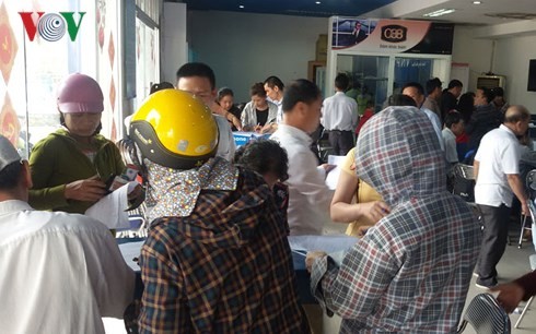 Hàng triệu khách hàng lo nhà mạng cắt liên lạc - ảnh 1