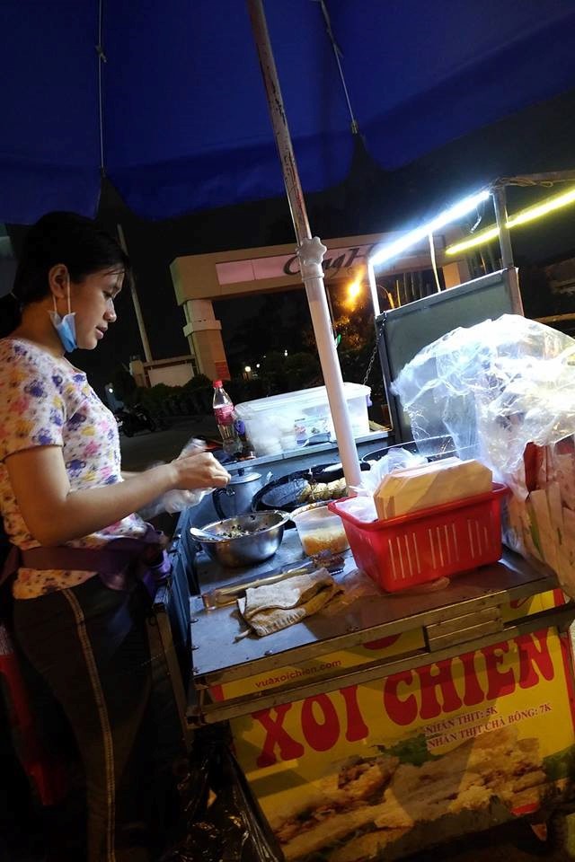 Cô gái Sài Gòn bán xôi chiên 5.000 đồng tặng kèm áo mưa cho khách - ảnh 1