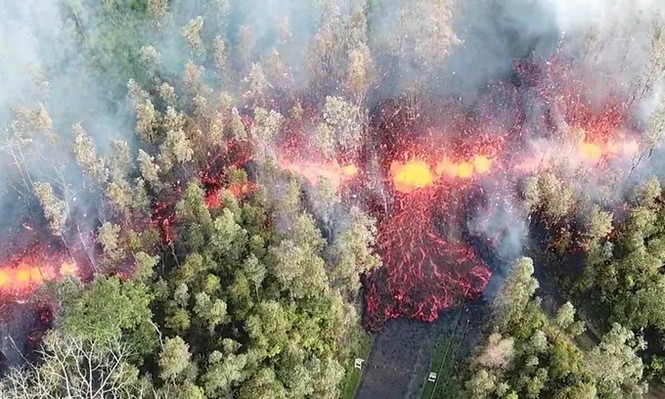 Mục kích dung nham đỏ rực phun trào từ miệng núi lửa Hawaii - ảnh 2