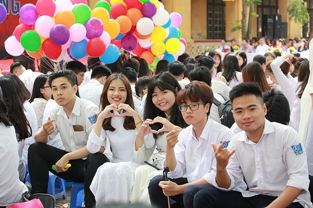 Những nữ sinh xinh đẹp tỏa sáng trong lễ bế giảng THPT Phan Đình Phùng - ảnh 13
