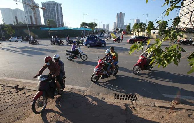 Dòng xe nườm nượp chạy ngược chiều ở đường BRT Hà Nội - ảnh 1