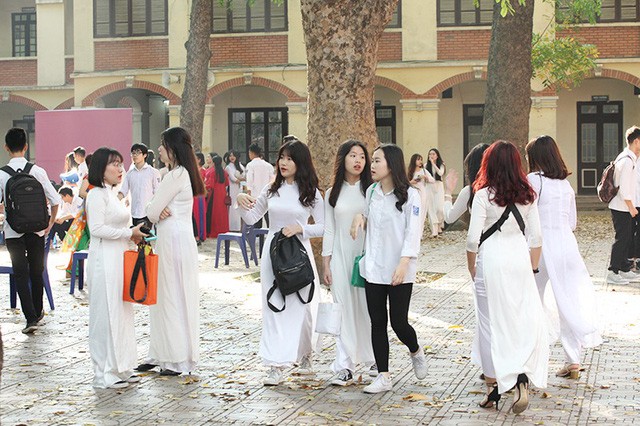 Những nữ sinh xinh đẹp tỏa sáng trong lễ bế giảng THPT Phan Đình Phùng - ảnh 1