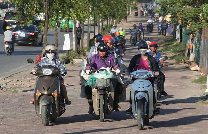 Dòng xe nườm nượp chạy ngược chiều ở đường BRT Hà Nội - ảnh 2