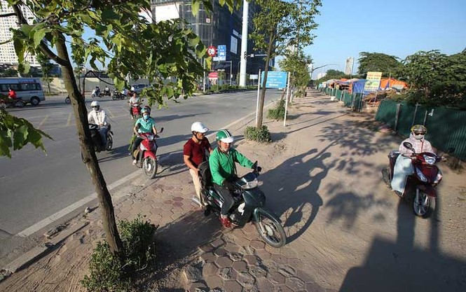 Dòng xe nườm nượp chạy ngược chiều ở đường BRT Hà Nội - ảnh 4
