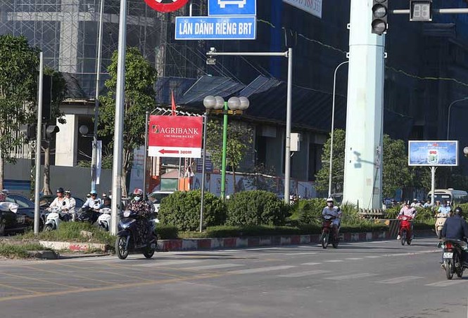 Dòng xe nườm nượp chạy ngược chiều ở đường BRT Hà Nội - ảnh 5