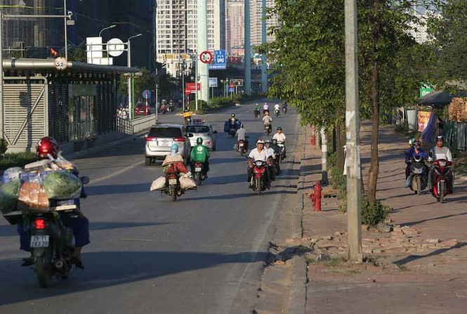 Dòng xe nườm nượp chạy ngược chiều ở đường BRT Hà Nội - ảnh 6