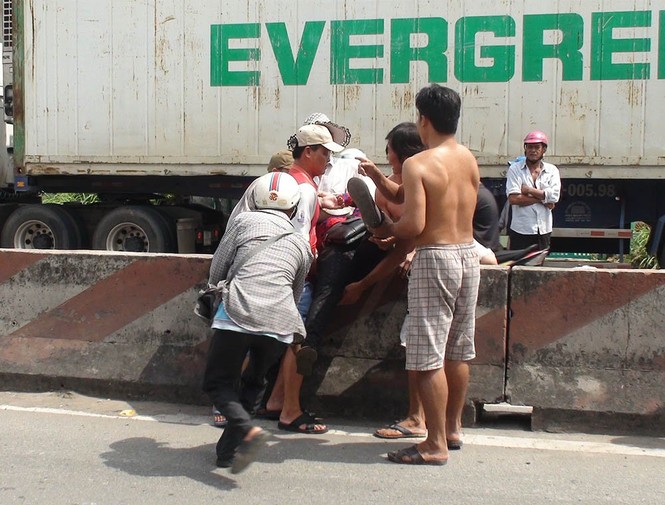Ô tô tông container, húc loạt xe máy, nhiều người gáo thét hoảng loạn - ảnh 2