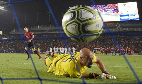 M.U đánh bại AC Milan trong cuộc 'đấu súng' kéo dài lê thê - ảnh 1