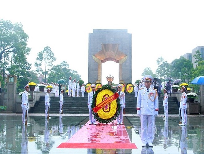 Lãnh đạo Đảng, Nhà nước và TP Hà Nội dâng hương tưởng niệm các liệt sỹ - ảnh 1
