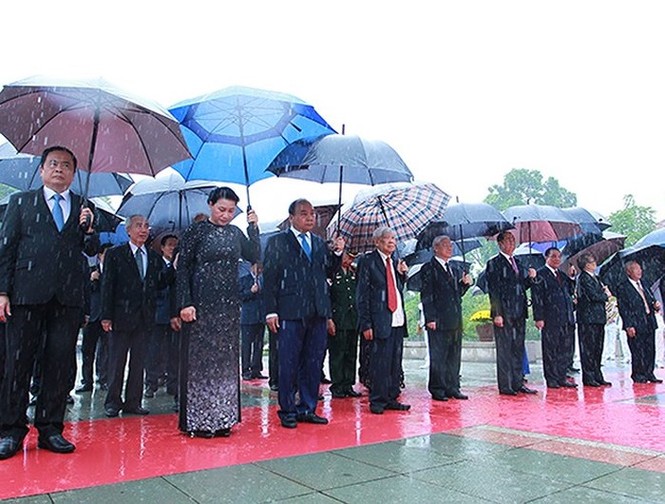 Lãnh đạo Đảng, Nhà nước và TP Hà Nội dâng hương tưởng niệm các liệt sỹ - ảnh 4