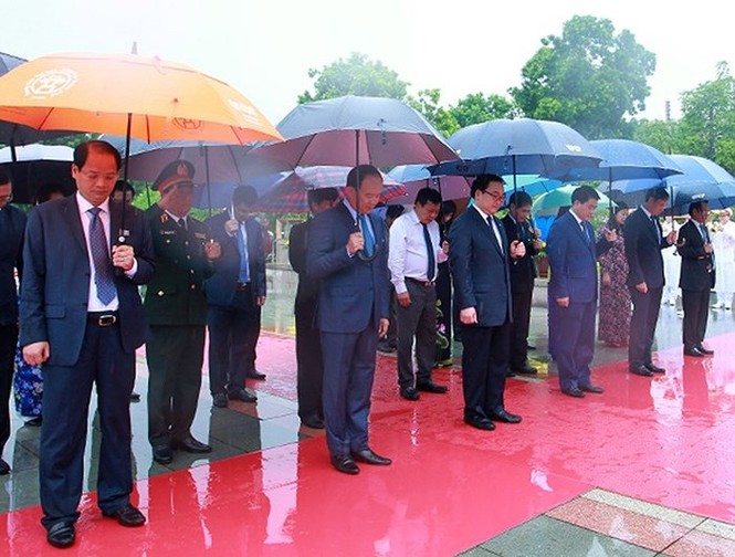 Lãnh đạo Đảng, Nhà nước và TP Hà Nội dâng hương tưởng niệm các liệt sỹ - ảnh 7