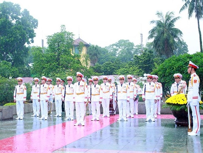 Lãnh đạo Đảng, Nhà nước và TP Hà Nội dâng hương tưởng niệm các liệt sỹ - ảnh 8